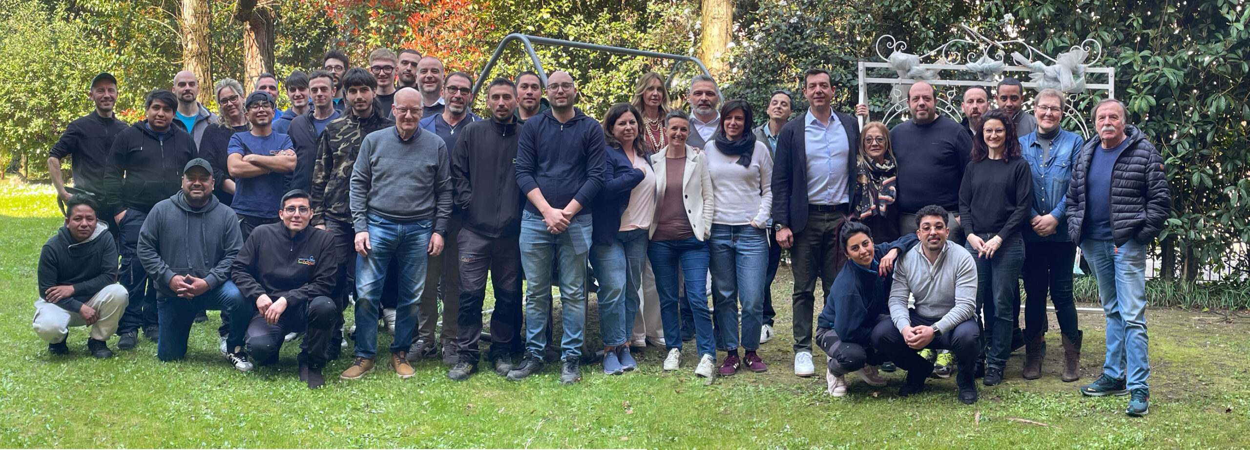 team CMC ITALIA photo group in the garden for a meetign